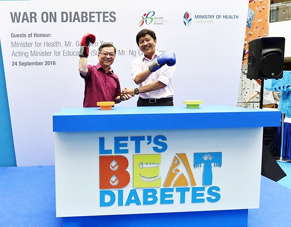 싱가포르는 국가 정책적으로 당뇨병 예방에 지속적인 관심을 갖고 있다. 사진은 2016년에 열린 당뇨병 예방 캠페인 모습으로 왼쪽이 간킴용(Gan Kim Yong) 싱가포르 보건부 장관이다. 사진=싱가포르 보건부 페이스북