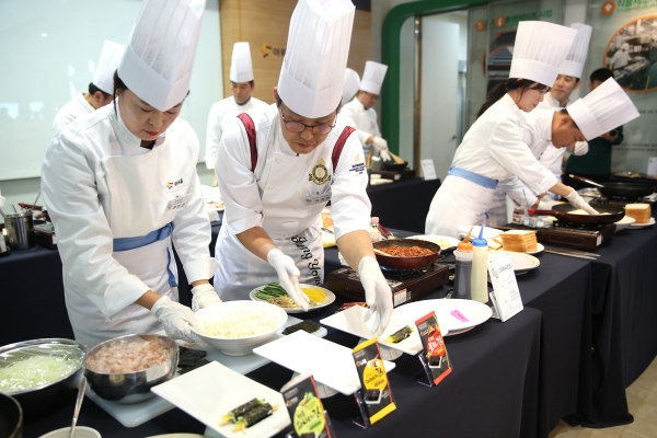 아워홈(대표 김길수)은 지난 9일 경기도 용인에 있는 아워홈 조리아카데미(OCA)에서 ‘2018 조리경연대회, 킹 오브 더 마스터 셰프(King of the Master Chef)’를 개최했다고 최근 밝혔다. 사진=아워홈 제공