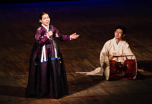 한국의풍류 몽골공연에서 이춘희 명창이 ‘경기민요’ 공연을 펼치고 있다.