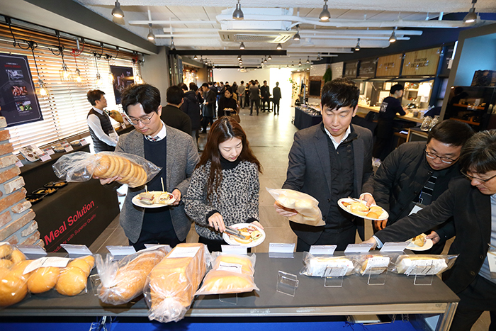 에쓰푸드의 2019 고객 초청 행사에 참석한 고객사 직원들이 전시된 베이커리 상품을 살펴보고 있다. 사진=이종호 기자 ezho@