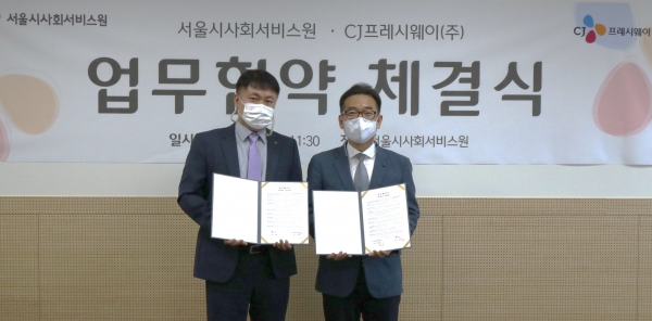 김진중 CJ프레시웨이 영업본부장(좌)과 박경원 서울시사회서비스원 전략사업실장(우)이 서울 상암동 CJ프레시웨이 사옥에서 업무협약을 맺고 기념촬영을 하고 있다.