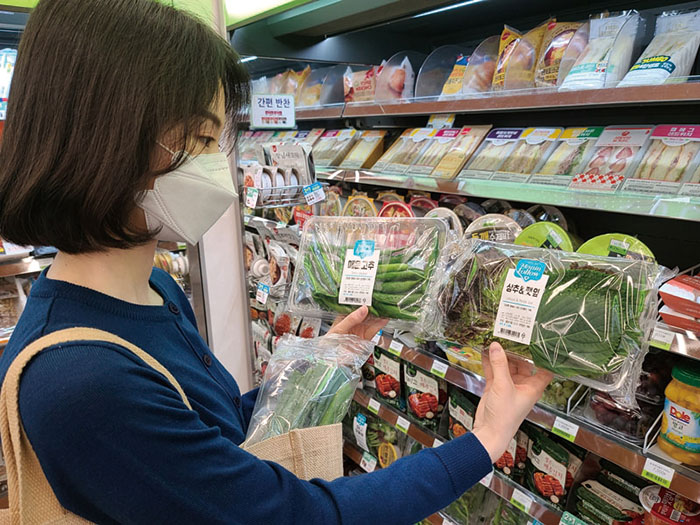CU는 지난 4월 한 달 동안 대파, 깻잎, 모듬쌈, 매운고추, 오이맛고추 등 총 6종의 채소 상품을 20% 할인된 가격으로 판매했다.