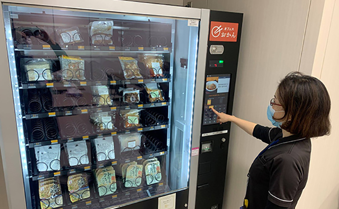 사무실 편의점인 오피스 오칸(Office Okan) 서비스는 고객 사무실에 전용 냉장고를 설치해 매일 도시락과 반찬, 간식거리 30여 종을 배송하면 고객들은 자유롭게 자판기에서 음식을 골라먹을 수 있다. 사진=오피스 오칸 페이스북