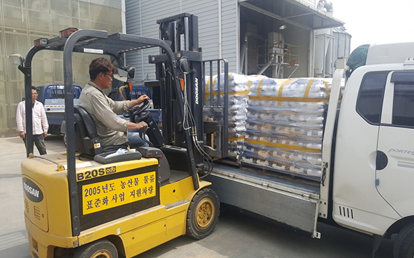 2018년 10월 첫 수출에 이어 2019년 3번째 수출을 위해 고양시의 가와지1호를 배송 트럭에 싣고 있다. 수출된 쌀은 LA와 부에나파크에 위치한 마이코백화점에서 판매했다. 사진=고양시 제공