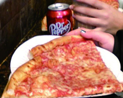 ‘2Bros’ 피자 고객들은 보통 피자 1조각과 콜라를 시켜 먹는다.