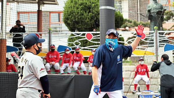 양준혁 육우 홍보대사가 육우자조금 유소년 스포츠 선수 후원행사에 참가해 선수들의 훈련을 지켜보며 야구 기술을 지도 해주고 있다.