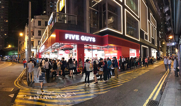 파이브 가이즈 버거 앤 프라이즈가 홍콩 완차이 지구에 첫 아시아 매장을 오프 할 때 모습. 사진=파이브 가이즈 버거 앤 프라이즈 페이스북