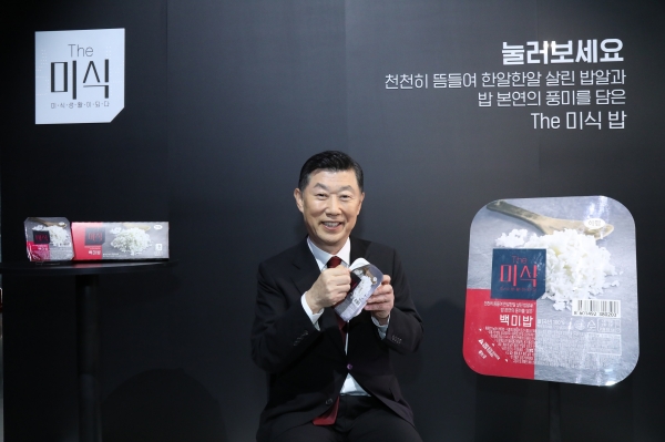 김홍국 하림회장이 프리미엄 전략을 내세워 출시한 즉석밥 'The미식 밥'을 선보이고 있다. (사진=하림제공)