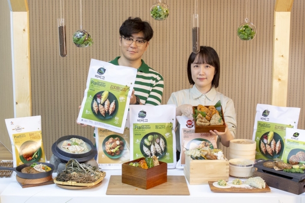 CJ제일제당 관계자가 100% 식물성 식품 플랜테이블 김치 왕교자와 주먹밥을 선보이고 있다. 사진=CJ제일제당 제공