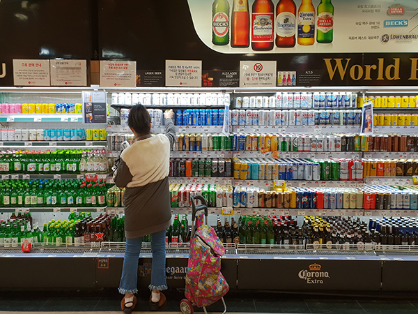 송파구 가락동 소재 한 대형마트에서 소비자가 맥주를 고르고 있다. 사진=식품외식경제 DB
