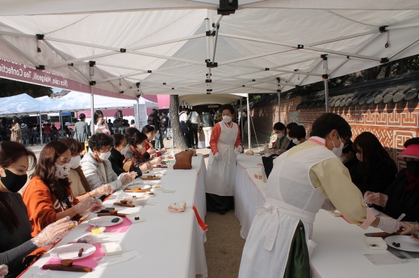서울 종로구 운현궁에서 개최된 ‘2022 궁중과 사대부가의 전통음식축제’ 중 전통음식 만들기 행사가 진행되고 있다. 사진=이동은 기자 lde@