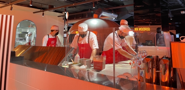 고든램지 스트리트 피자는 매장 가운데 오픈키친으로, 분주한 셰프들의 퍼포먼스를 즐길 수 있다.