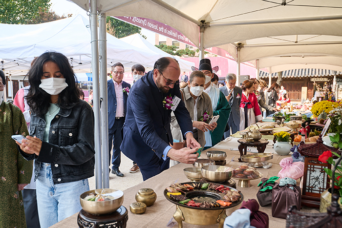 ‘2022 궁중과 사대부가의 전통음식축제’에 참석한 외국들이 전시된 궁중의 행차 음식을 유심히 살펴보고 있다. 사진=이경섭 실장
