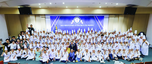 지난달 30일 ㈔대한민국한식포럼은 국회에서 300여 명의 음식 관련 CEO들이 참석한 가운데 대한민국 한식대가·한식명장 발굴 및 선정 포럼을 개최했다. 사진=㈔대한민국한식포럼 제공