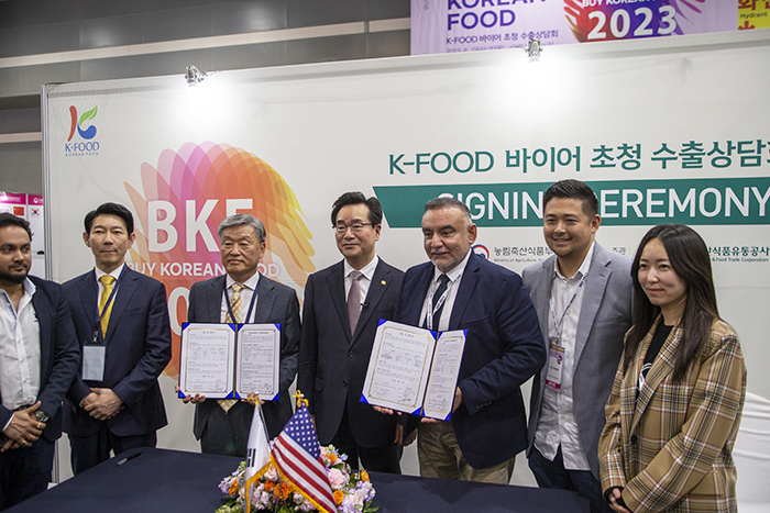 농림축산식품부는 지난 4월 19일부터 21일까지 서울 양재동 aT센터 제2전시장에서 K-푸드+ 수출 확대를 위한 ‘2023 K-푸드+ 바이어 초청 수출상담회(Buy Korean Food, BKF)’를 개최했다. 정황근 농식품 장관이 수출 계약이 성사된 업체 관계자들과 기념 촬영하고 있다. 사진=정태권 기자 mana@