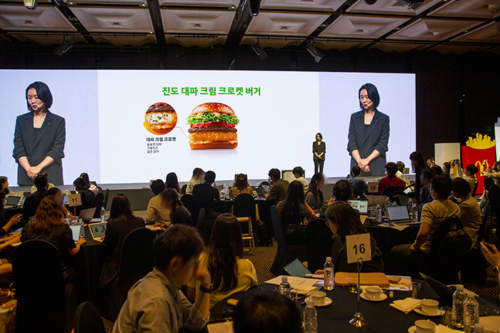이날 행사에서는 이해연 맥도날드 상무가 올해 Taste of Korea(한국의 맛) 프로젝트의 새로운 버거 메뉴인 ‘진도 대파 크림 크로켓 버거’를 공개했다. 사진=정태권 기자 mana@