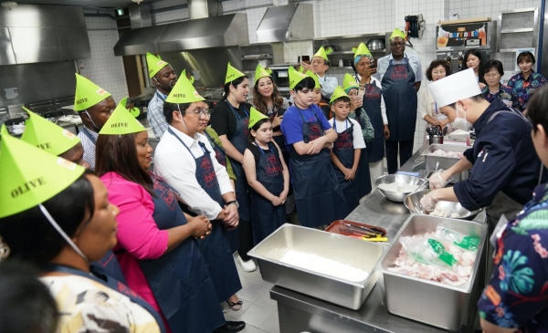 9개국 주한 대사·참사관 부부와 자녀를 포함한 외교사절 19명이 치킨캠프에 참여해 치킨 조리과정을 배우고 있다. 사진=제너시스BBQ 그룹 제공