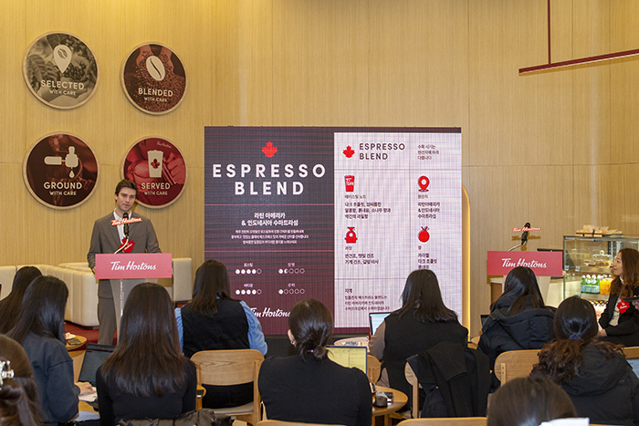 알렉 로바스키 팀홀튼 인터내셔널 커피 이노베이션 수석매니저가 고객에게 제공할 커피 제품에 대해 설명하고 있다.사진=정태권 기자 mana@